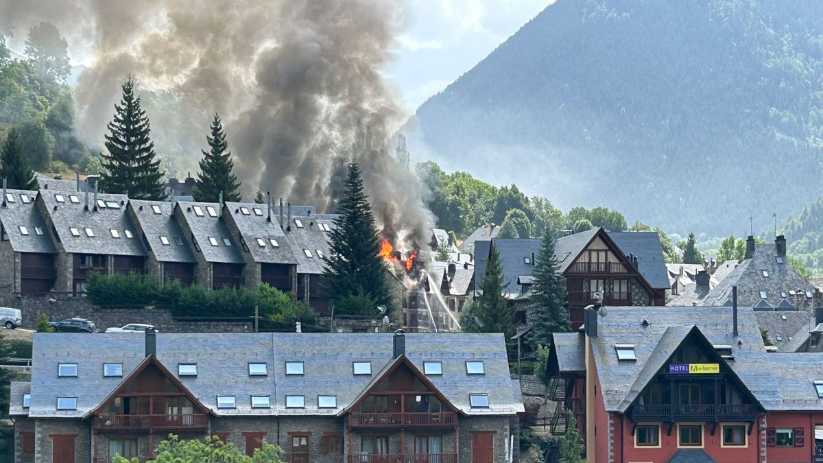 Espectacular incendi en un bloc de pisos de Salardú