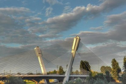Las nubes delgadas sobre el nuevo puente de Príncipe de viana
