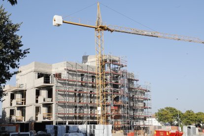 Edificis en construcció al barri lleidatà de Ciutat Jardí.