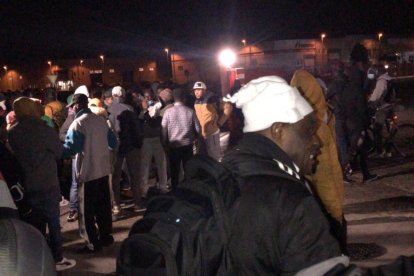 Los trabajadores concentrados frente a la puerta de la empresa.