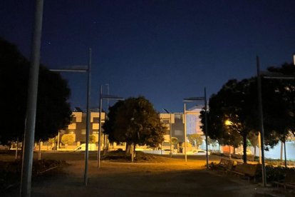 La plaça Clara Campoamor a les fosques durant la nit.