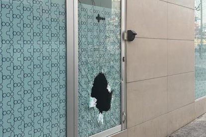 El ladrón entró en la farmacia tras reventar esta puerta. - FARMÀCIA SOLSONA FÍGOLS