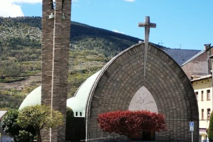Façana de l’església Nova de l’Assumpció, al Pont.