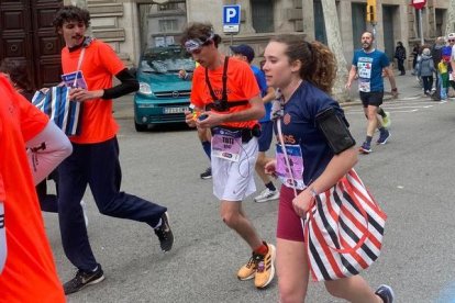 Toti Moragas amb els seus amics, familiars i companys després de completar la marató de diumenge. - TOTI MORAGAS