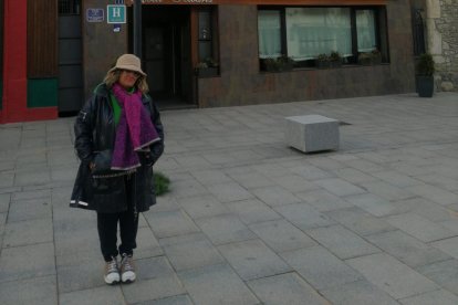Montse Piñol ante el Hotel Albares en el corazón de Vielha.