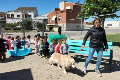 Els més petits juguen amb la mascota. - J.GÓMEZ