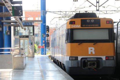 Tren de Rodalies de l'RL3 sortint de l'estació de Lleida-Pirineus amb destí a Cervera