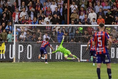 Olmedo, en el moment d’anotar el definitiu 2-0, convertint el penal que va significar el seu doblet.