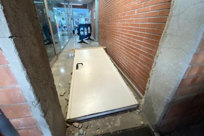 Imatge d’una de les portes destrossades de l’equipament. - X. SANTESMASSES