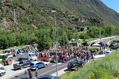 Imatge dels concentrats a la farga de Moles, a la Seu d'Urgell
