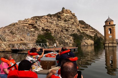 La ruta fluvial, a la imatge entre el campanar i el poble vell, es va estrenar dissabte passat.