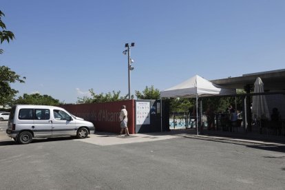 Imatge del recinte exterior de les piscines municipals d’Alcarràs. - INTERIOR
