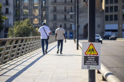 Cartells de Greenpeace per la calor al pont Vell de Lleida.