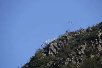 El mirador que va caure a Durro va quedar a sobre de la roca al cedir un dels dos pals que el subjectaven.