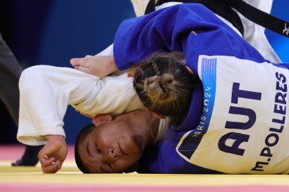La austriaca Michaela Polleres (azul)) y la leridana Ai Tsunoda Roustant (blanco) en acción durante la categoría -70kg en los Campos de Marte de París, Fancia.