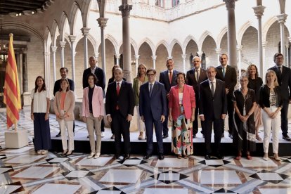 otografia oficial del nou Govern de Salvador Illa abans de la primera reunió aquest dimarts al Palau de la Generalitat