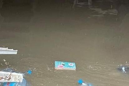 L’aigua va provocar destrosses als habitatges.