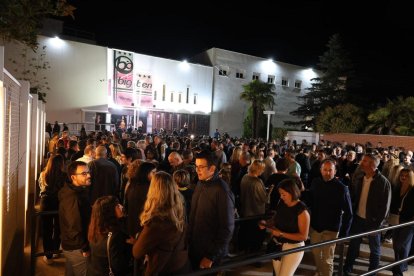 Decenas de personas se agolparon a la entrada de la macrodiscoteca en el momento de abrir. - J.GÓMEZ