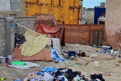Dos chabolas precarias en un solar del Barri Antic. - SOM VEÏNS