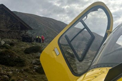 El rescate tuvo lugar ayer en el refugio del Estany de la Gola. - BOMBEROS DE LA GENERALITAT