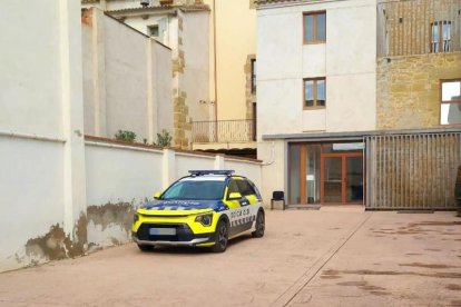Uno de los vehículos de la policía local de Almacelles. - M.M.