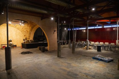 Imatge del Cafè del Teatre ahir a la tarda, amb els últims treballs per poder obrir avui el públic. - GERARD HOYAS
