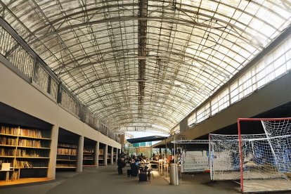 Estación de autobuses, con un montaje sobre los diversos usos