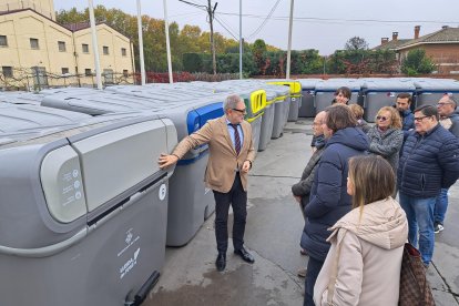 El alcalde, Fèlix Larrosa, ha visitado esta mañana la sede de Ilnet para ver los nuevos contenedores que se pondrán en Pardinyes y Balàfia.