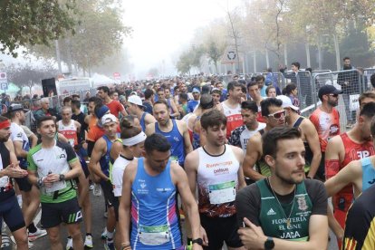 Corredores de la Mitja Marató de Lleida, el pasado domingo antes de darse la salida. - MAGDALENA ALTISENT