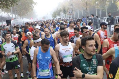 Corredors de la Mitja Marató de Lleida, diumenge abans de donar-se la sortida. - MAGDALENA ALTISENT
