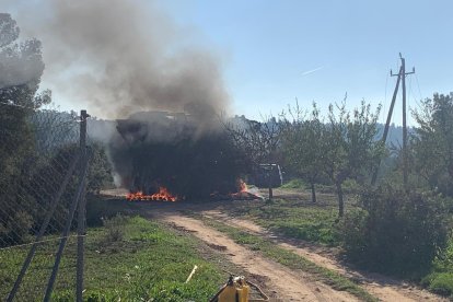 La recol·lectora, encara cremant a la finca.