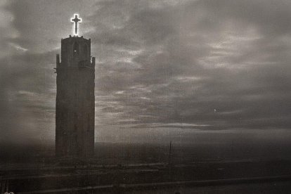 Una gran creu presidint el campanar de la Seu Vella de Lleida