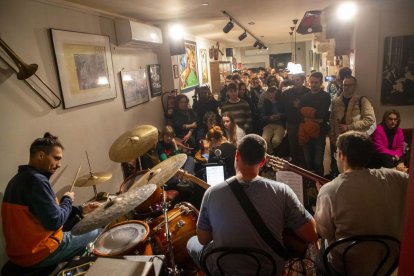 El grupo Ashonosun Trio protagonizó ayer el último concierto en un abarrotado pub Antares de Lleida. - GERARD HOYAS