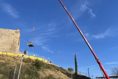Una gran grúa sostuvo un robot taladrador con control remoto para acabar de retirar tierra y rocas. - AMADO FORROLLA