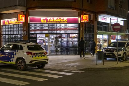 Patrulles d’Urbana i Mossos al costat de l’estanc assaltat