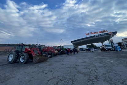 Tractors concentrats a la Panadella, on agricultors realitzaran una assemblea.