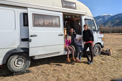 El Pau i la Sara, amb l’Índia i el Nil a l’autocaravana aparcada en una finca de la Cerdanya.
