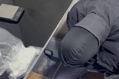 Imagen de la cocaína y el dinero en la caja fuerte - MOSSOS D’ESQUADRA