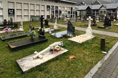 El cementerio de Vielha con cruces caídas por el fuerte viento.