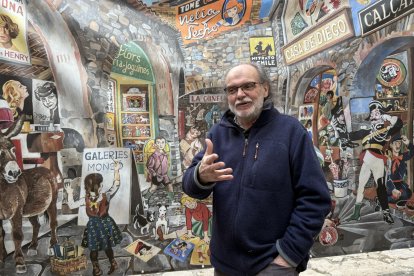 El historiador Cisco Farràs delante del mural que recrea las futuras galerías Monsó que impulsa en Salàs de Pallars.