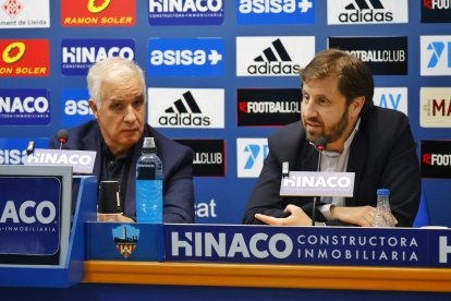 Luis Pereira i Marc Torres, ahir durant la roda de premsa per explicar la situació del club. - JORDI ECHEVARRIA