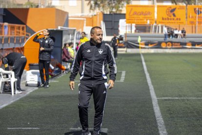 Jordi Cortés ejerció ayer como primer entrenador del equipo por la sanción de Iñigo Idiakez. - JORDI ECHEVARRIA