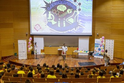 Més de cent alumnes de cinquè i sisè de Primària, ahir al congrés de Recerkids a la UdL. - MARC CARBONELL