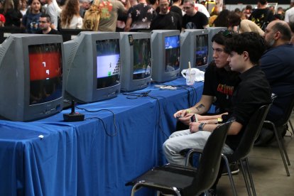 Uns nois juguen a videojocs a la Fira RetroBarcelona, a la Farga de l'Hospitalet