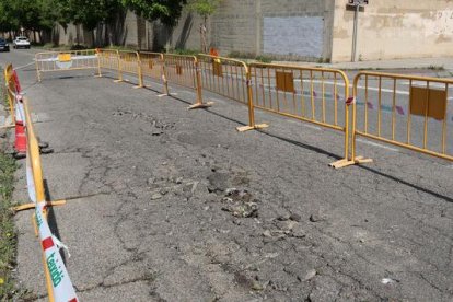 El carrer Almeria, tallat pels danys de la pluja. - AMADO FORROLLA