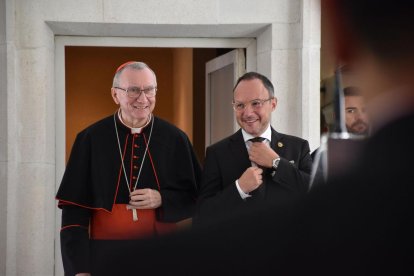 El número dos del Vaticano, Pietro Parolin (izquierda), durante una visita a Andorra en 2023. - ANA / ACN