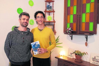 Miquel G. Font i Pau Altimira, amb el seu poemari ‘Caurem’ a L’Era de Cervera. - CEDIDA