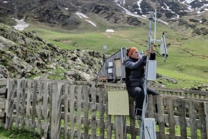 Una técnica del IRTA instalando una de las antenas de cobertura en la montaña de Isil. - IRTA