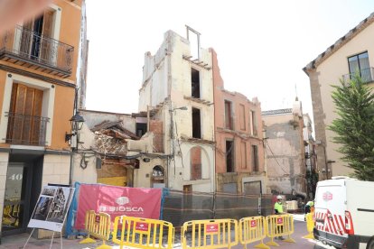 El alcalde inspeccionó ayer los trabajos de demolición. - MAGDALENA ALTISENT