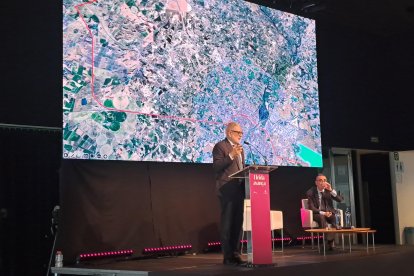 El alcalde, Fèlix Larrosa, durante la conferencia celebrada en la Llotja con su propuesta para dotar al aeropuerto de Alguaire de conexión ferroviaria.